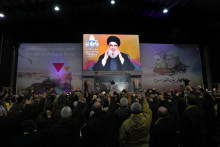 Vodca Hizballáhu Hasan Nasralláh zdraví svojich stúpencov prostredníctvom videolinku počas zhromaždenia pri príležitosti štvrtého výročia zabitia iránskeho generála Kásema Solejmáního, na južnom predmestí Bejrútu 3. januára 2024. FOTO: TASR/AP
