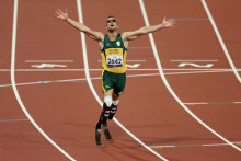 Oscar Pistorius oslavuje zisk zlata na paralympiáde v Londýne v roku 2012. FOTO: Reuters