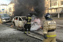 Na archívnej snímke z 30. decembra 2023 hasiči hasia horiace autá po ostreľovaní v ruskom Belgorode. Úrady ruskej Belgorodskej oblasti, ktorá hraničí s Ukrajinou, vo štvrtok oznámili, že niektoré školy zostanú zatvorené až do 19. januára 2024. Ako dôvod uviedli ukrajinské ostreľovanie počas uplynulého víkendu. FOTO: TASR/AP

