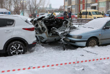 Zničené auto na nádvorí viacposchodového bytového domu po ukrajinskom vojenskom údere podľa miestnych úradov v meste Belgorod. FOTO: Reuters
