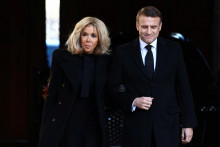 Francúzsky prezident Emmanuel Macron a jeho manželka Brigitte Macronová prišli na národnú slávnosť uctenia si zosnulého francúzskeho politika a bývalého predsedu Európskej komisie Jacquesa Delorsa. FOTO: Reuters