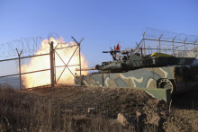 Juhokórejský tank strieľa počas cvičnej paľby. FOTO: TASR/AP