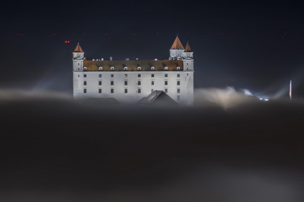 Slováci investujú na burzách aj cez podielové fondy. Na ilustračnej snímke je Bratislavský hrad počas hmly.

FOTO: TASR/Jaroslav Novák
