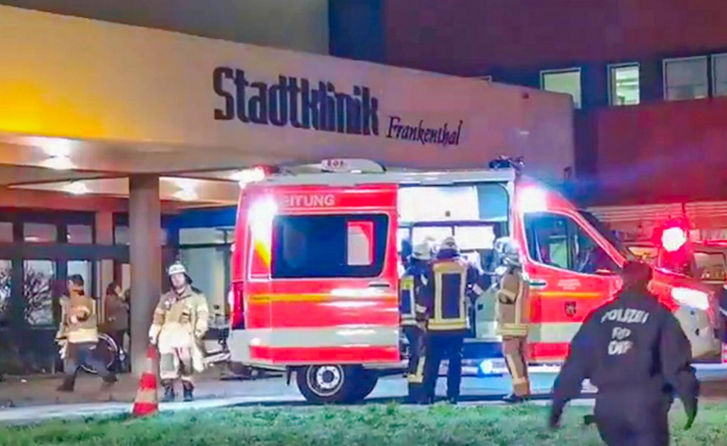 Hasiči nedávno zasahovali aj pri požiari v nemocnici v meste Frankenthal v spolkovej krajine Porýnie-Falcko na západe Nemecka. FOTO: TASR/DPA
