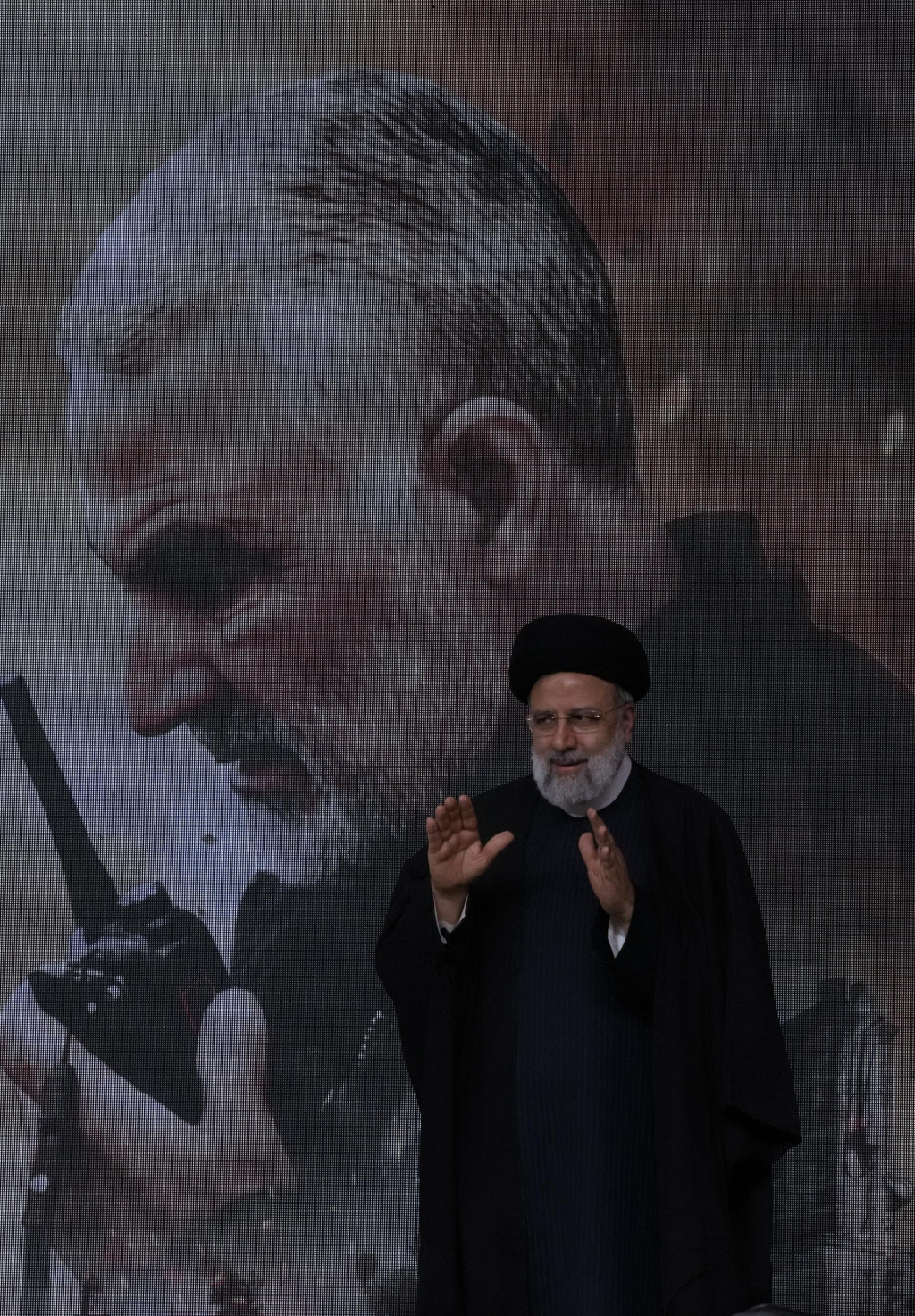 Iránsky prezident Ebráhím Raísí máva davu pri príležitosti 4. výročia zabitia generála Kásema Solejmáního v Teheráne. FOTO: TASR/AP