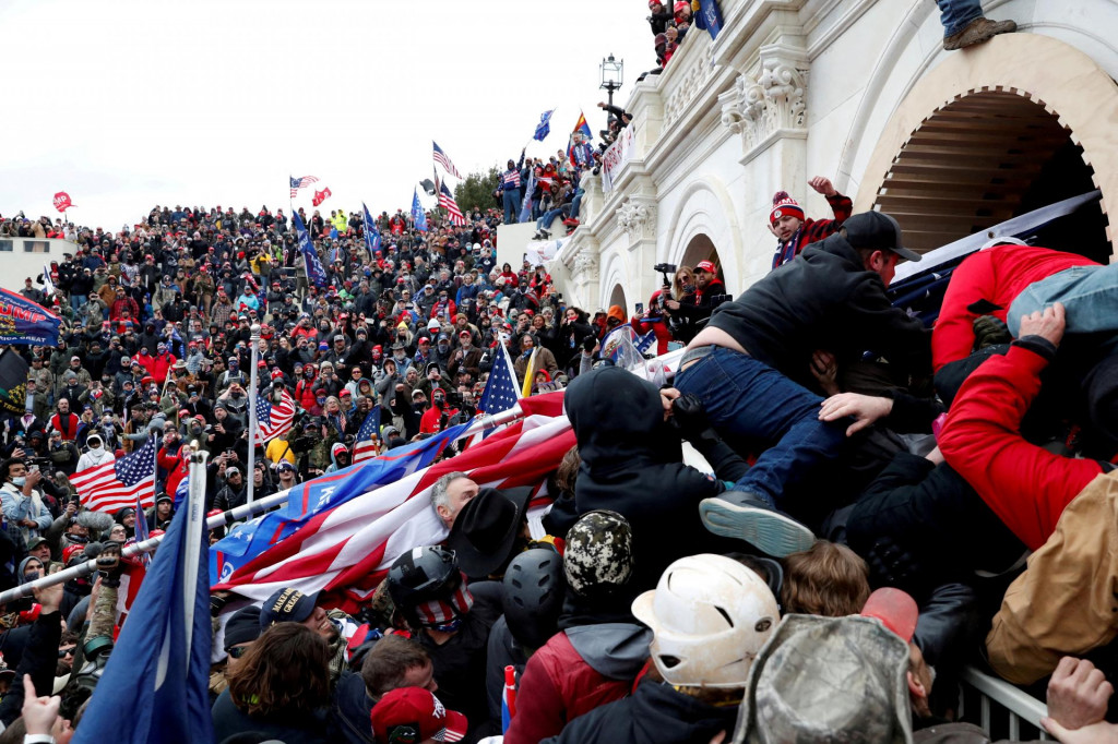 Demonštranti vtrhli do Kapitolu USA počas stretov s políciou, počas mítingu, ktorý mal spochybniť certifikáciu výsledkov prezidentských volieb v USA v roku 2020 Kongresom USA. FOTO: Reuters