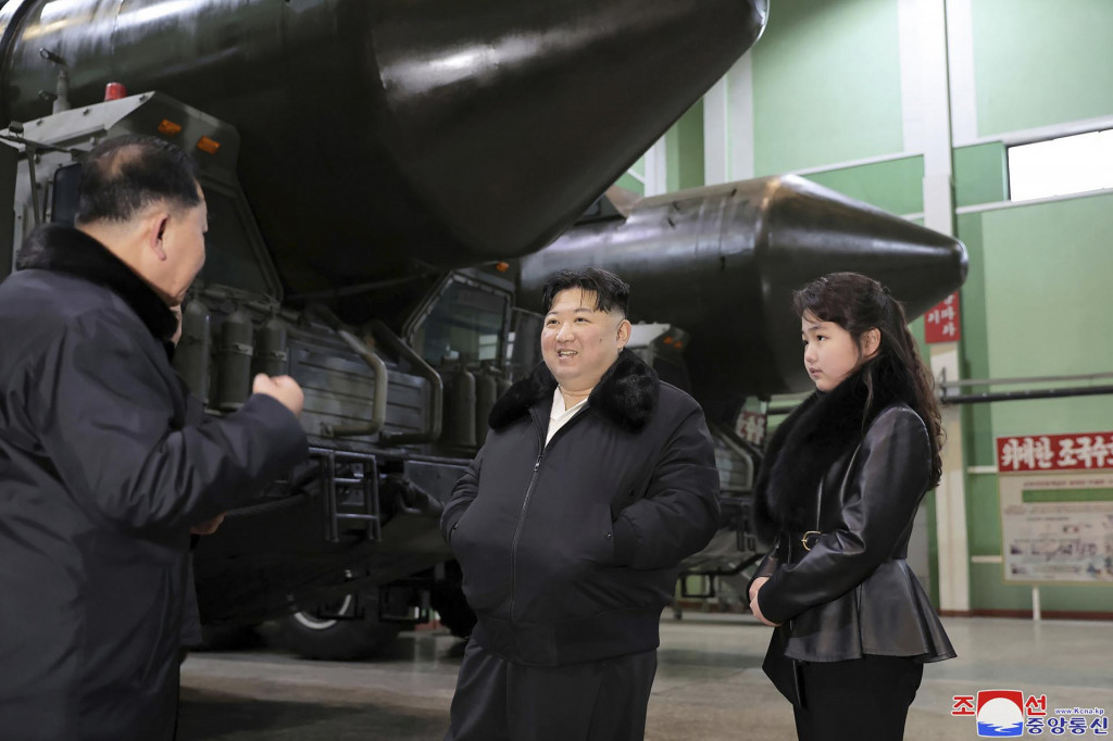 Severokórejský líder Kim Čong-un a jeho dcéra počas návštevy závodu, ktorý vyrába mobilné odpaľovacie zariadenia v Severnej Kórei. FOTO: TASR/AP
