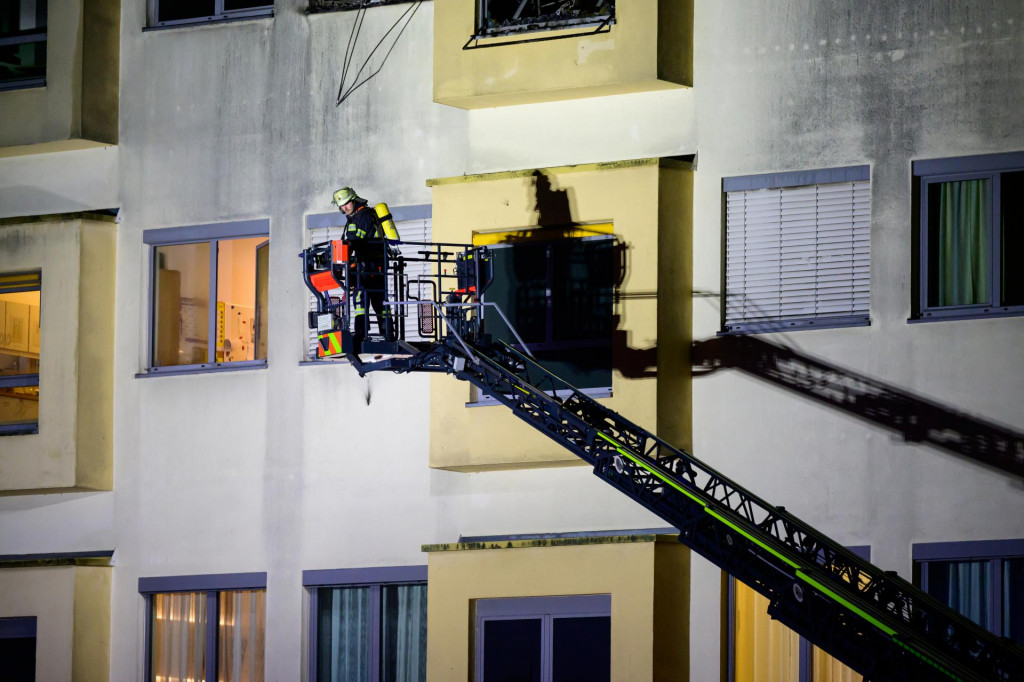 Hasiči zasahujú počas požiaru nemocnice v nemeckom meste Uelzen. FOTO: TASR/DPA