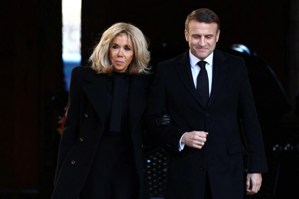 Francúzsky prezident Emmanuel Macron a jeho manželka Brigitte Macronová prišli na národnú slávnosť uctenia si zosnulého francúzskeho politika a bývalého predsedu Európskej komisie Jacquesa Delorsa. FOTO: Reuters