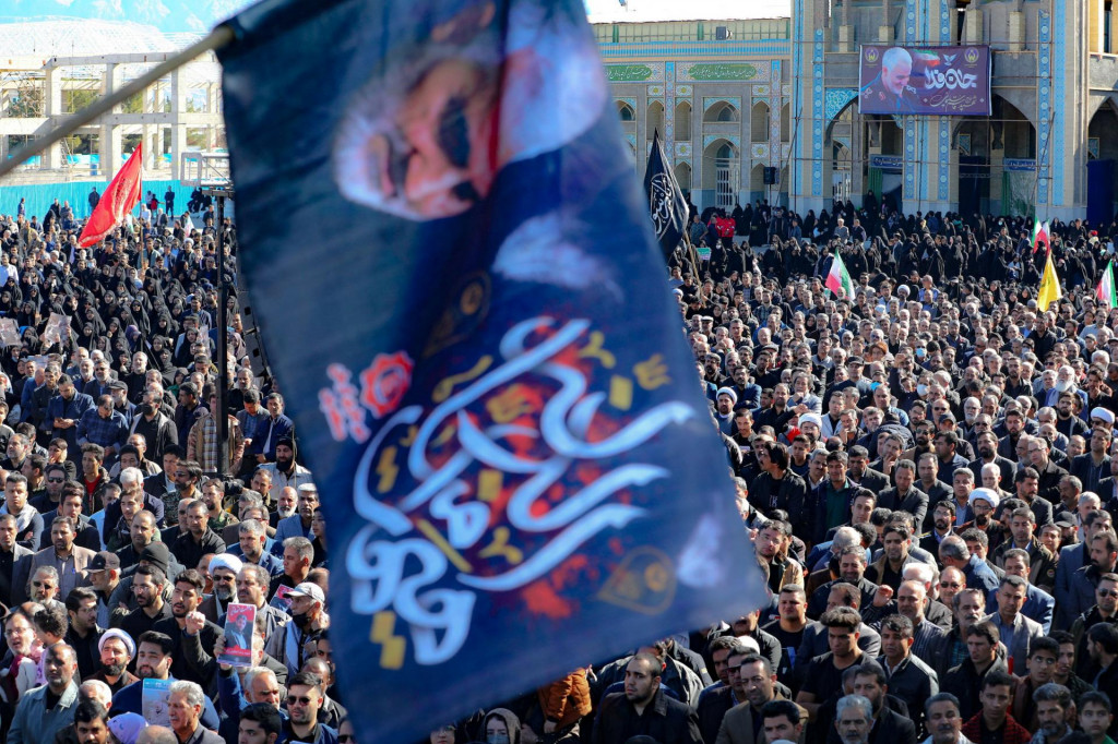 Ľudia sa zúčastňujú na pohrebnej ceremónii obetí útoku Islamského štátu v Kermane, Irán, 5. januára 2024.