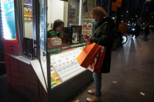 Žena si kupuje žreb do lotérie v Barcelone. FOTO: Reuters