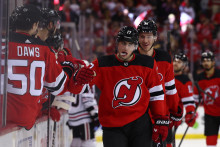 Obranca New Jersey Devils Šimon Nemec oslavuje svoj gól proti Chicagu Blackhawks. FOTO: Reuters