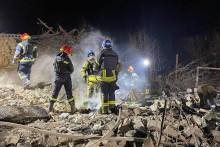 Záchranári pracujú na mieste ruského raketového útoku v oblasti mesta Pokrovsk. FOTO: Reuters/Štátna pohotovostná služba Ukrajiny