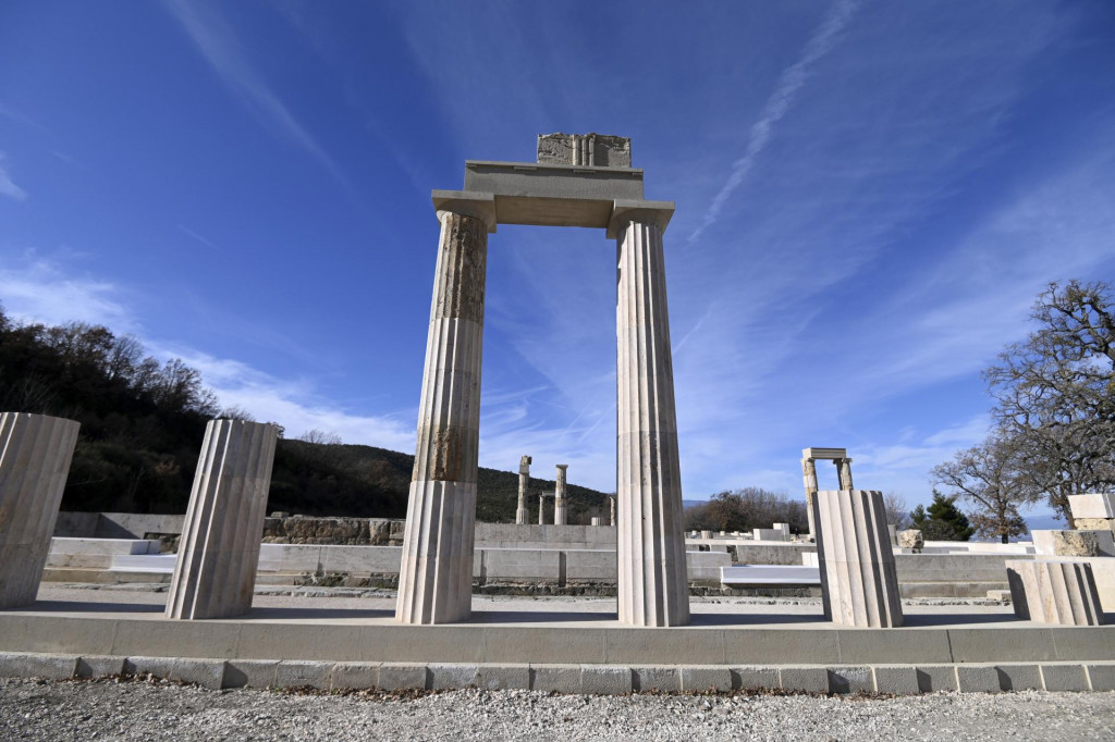 Pozostatky Aigaiského paláca, v ktorom bol Alexander Veľký korunovaný za kráľa, opäť sprístupnili grécke úrady po 16-ročnej rekonštrukcii v starovekom meste Aigai na severe Grécka. FOTO: TASR/AP