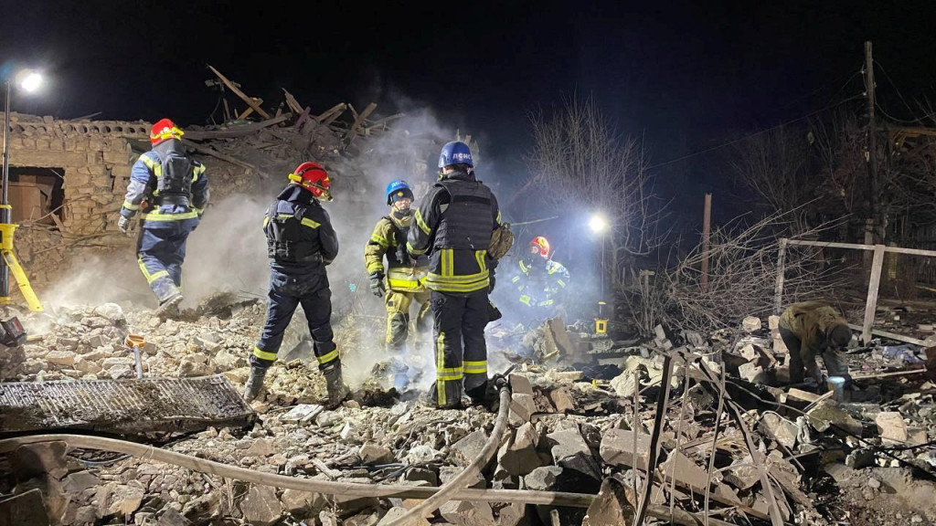 Záchranári pracujú na mieste ruského raketového útoku v oblasti mesta Pokrovsk. FOTO: Reuters/Štátna pohotovostná služba Ukrajiny