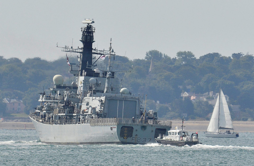 Fregata britského kráľovského námorníctva HMS Westminster vypláva z prístavu Portsmouth v južnom Anglicku. FOTO: Reuters