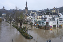 Zaplavené ulice v nemeckom Cocheme po výdatných dažďoch, ktoré spôsobili ďalší vzostup rieky Mosele. FOTO: TASR/AP