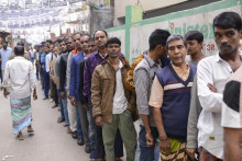 Voliči čakajú v rade pred volebnou miestnosťou počas parlamentných volieb v Bangladéši. FOTO: TASR/AP
