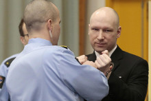 Masový vrah Breivik žaluje Nórsko za porušovanie jeho ľudských práv.