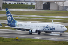 Lietadlo spoločnosti Alaska Airlines pristáva na medzinárodnom letisku v Portlande. FOTO: TASR/AP