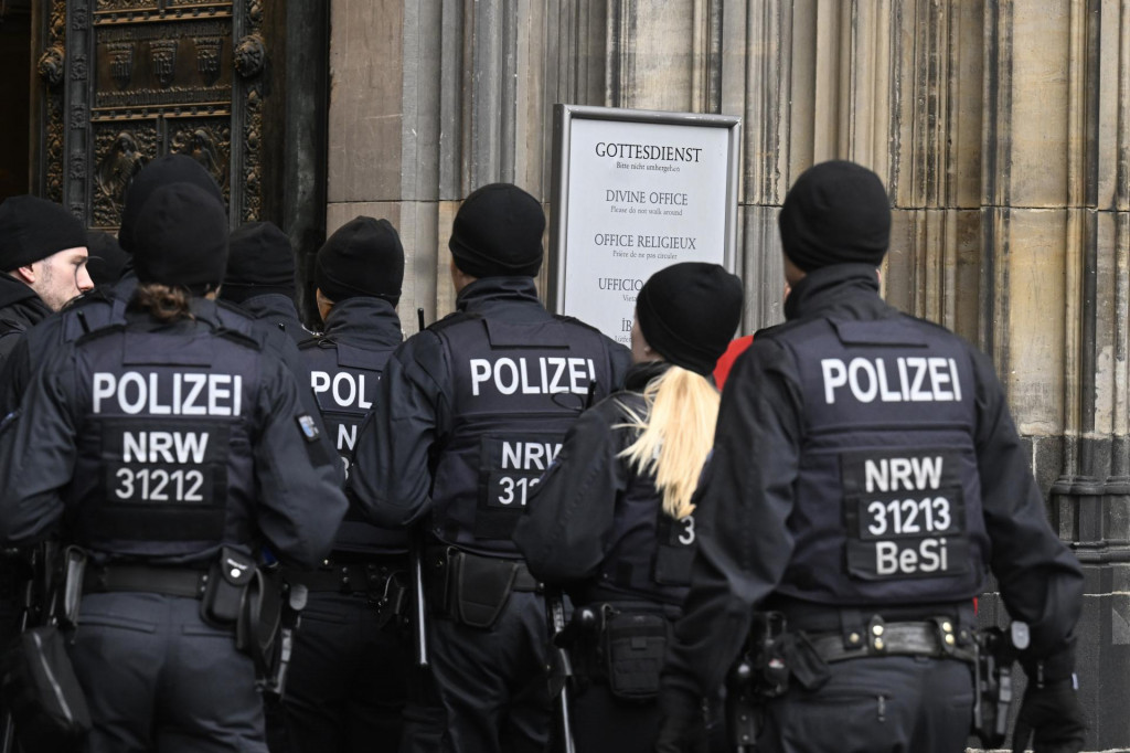 Policajti vstupujú do katedrály v Kolíne nad Rýnom. FOTO: TASR/AP