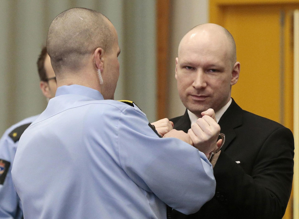 Masový vrah Breivik žaluje Nórsko za porušovanie jeho ľudských práv.