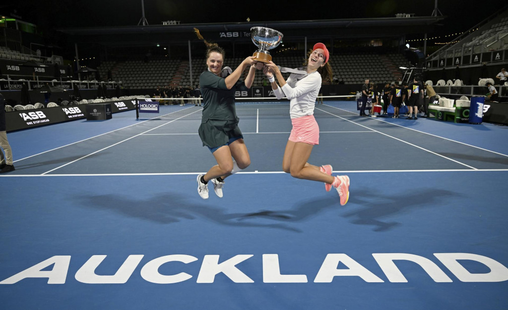 Slovensko-kazašský deblový pár Viktória Hrunčáková a Anna Danilinová pózujú s trofejou po zisku titulu v ženskej štvorhre na turnaji WTA v novozélandskom Aucklande. FOTO: TASR/AP