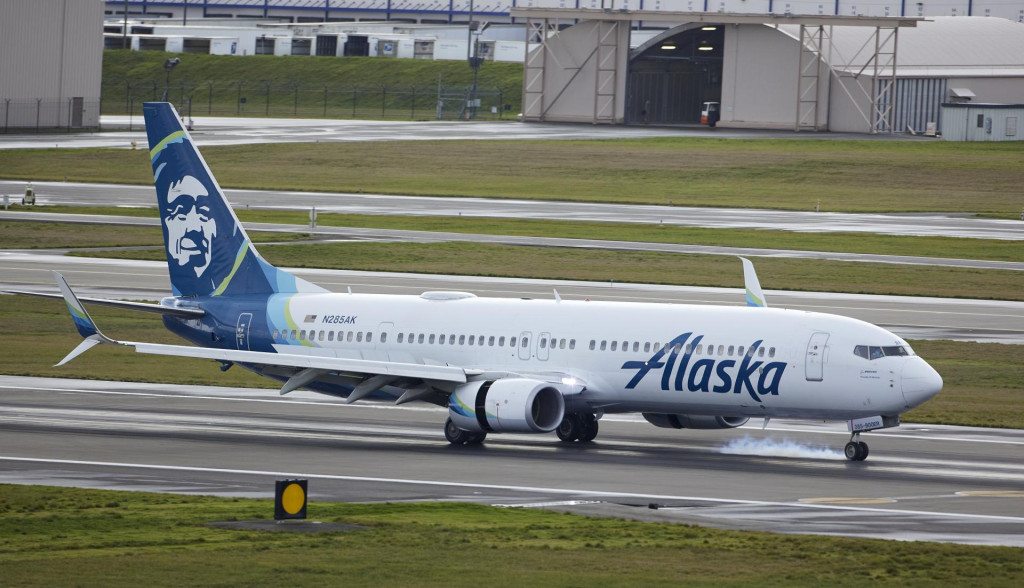Lietadlo spoločnosti Alaska Airlines pristáva na medzinárodnom letisku v Portlande. FOTO: TASR/AP