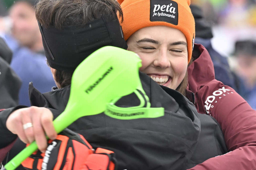 Slovenská lyžiarka Petra Vlhová a jej tréner Mauro Pini sa objímajú po víťazstve v slalome Svetového pohára v alpskom lyžovaní v slovinskej Kranjskej Gore. FOTO: TASR/Martin Baumann
