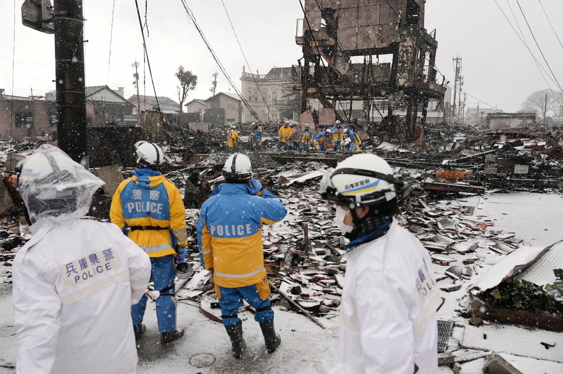 Počet obetí zemetrasenia v Japonsku stúpol na 161, záchranné akcie komplikuje počasie