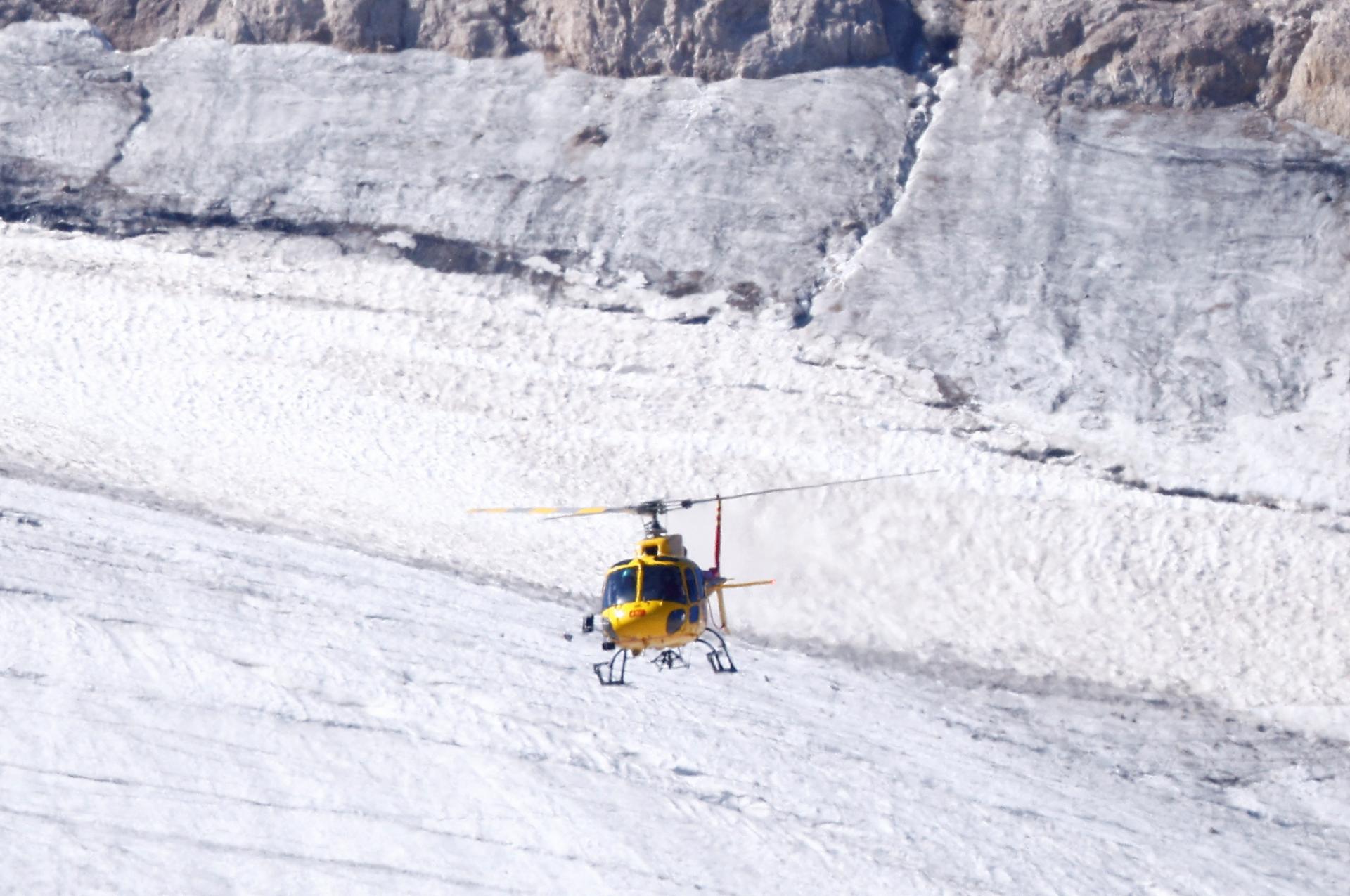 Pri páde lavíny v rakúskych Alpách zomrel Slovák, ďalší utrpel zranenia