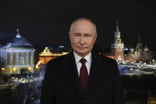 Ruský prezident Vladimir Putin počas nahrávania novoročného príhovoru 31. decembra 2023 v Moskve. FOTO: TASR/AP