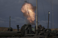 Izraelskí vojaci strieľajú mínometom z juhu Izraela ponad hranicuna pásmo Gazy. FOTO TASR/AP