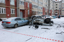 Zničené auto na nádvorí viacposchodového bytového domu po ukrajinskom vojenskom údere v meste Belgorod 5. januára 2024. FOTO: Reuters