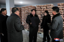 Severokórejský vodca Kim Čong-un a jeho dcéra Kim Ju Ae navštevujú kuraciu farmu Kwangchon neďaleko Pchjongjangu v Severnej Kórei. FOTO: Reuters