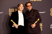 Robert Downey Jr. s cenou za najlepší mužský herecký výkon vo vedľajšej úlohe za film ”Oppenheimer” a Cillian Murphy drží cenu za najlepší mužský herecký výkon vo filme za film ”Oppenheimer” na 81. ročníku udeľovania Zlatých glóbusov v Beverly Hills v Kalifornii. FOTO: Reuters