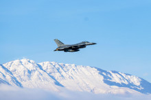 Americká stíhačka F-16 letí počas spoločného výcviku amerických a bosnianskych síl 8. januára 2024 v Bosne a Hercegovine. FOTO: TASR/AP
