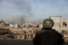 Izraelský vojak v Gaze. FOTO: Reuters