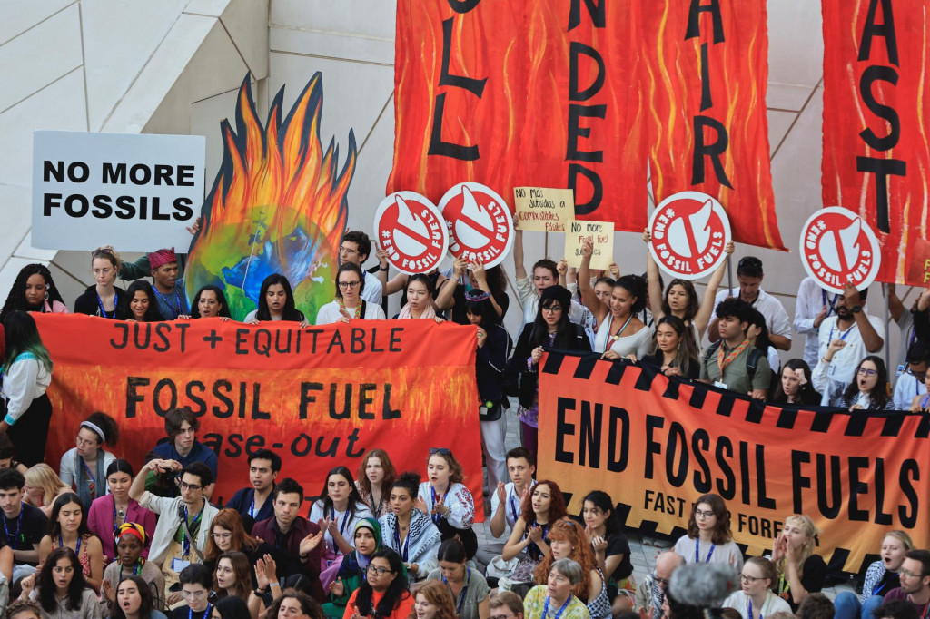 Klimatickí aktivisti protestujú proti fosílnym palivám. FOTO: Reuters
