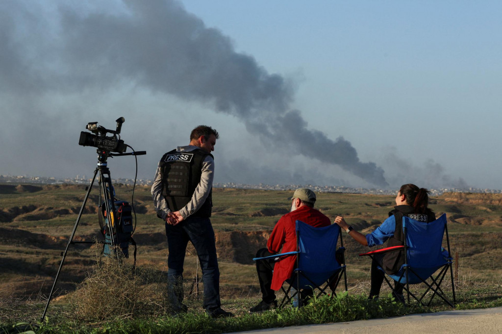 Pohľad novinárov na Gazu z južnej časti Izraela. FOTO: Reuters