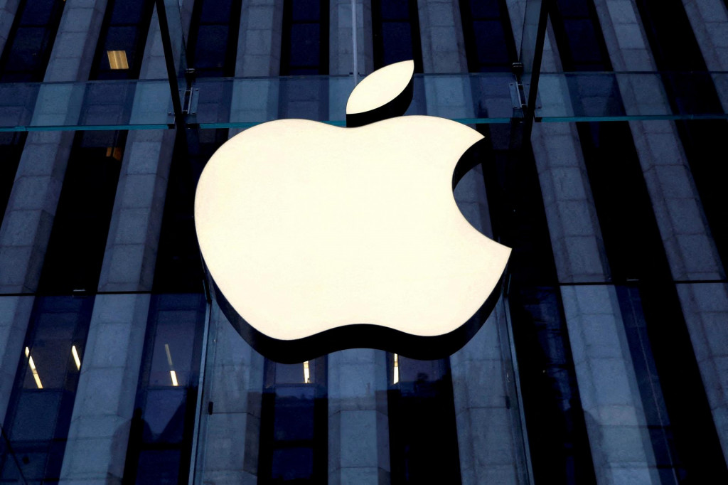 Logo spoločnosti Apple nad vchodom do obchodu Apple store v New Yorku. FOTO: REUTERS