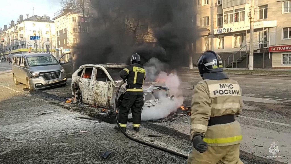 Hasiči hasia horiace autá po ostreľovaní v ruskom Belgorode. FOTO: TASR/AP