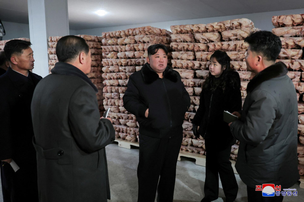 Severokórejský vodca Kim Čong-un a jeho dcéra Kim Ju Ae navštevujú kuraciu farmu Kwangchon neďaleko Pchjongjangu v Severnej Kórei. FOTO: Reuters