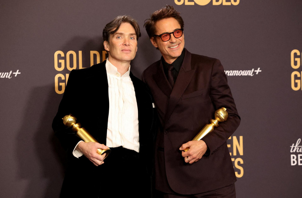 Robert Downey Jr. s cenou za najlepší mužský herecký výkon vo vedľajšej úlohe za film ”Oppenheimer” a Cillian Murphy drží cenu za najlepší mužský herecký výkon vo filme za film ”Oppenheimer” na 81. ročníku udeľovania Zlatých glóbusov v Beverly Hills v Kalifornii. FOTO: Reuters