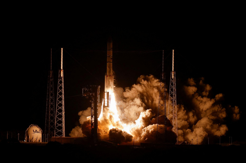 Raketa novej generácie Vulcan spoločnej spoločnosti Boeing a Lockheed United Launch Alliance odštartuje na svoj debutový let z Mysu Canaveral na Floride. FOTO: Reuters