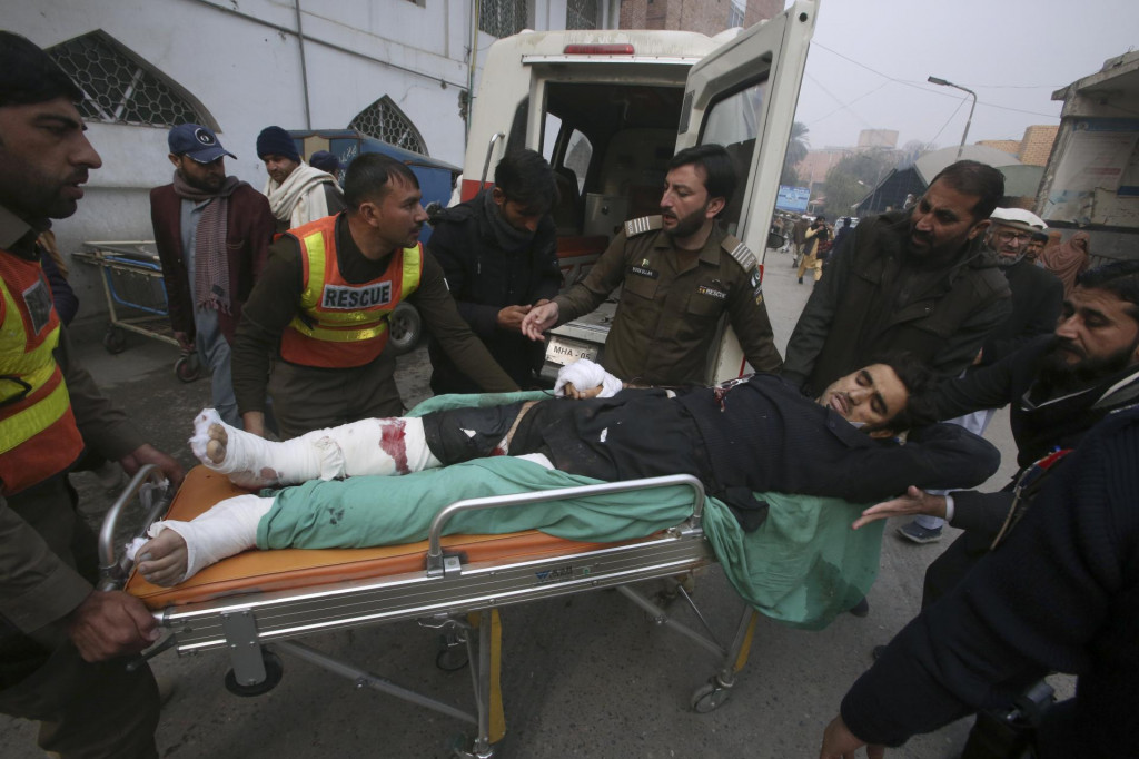 Výbuch bomby na severozápade Pakistanu v pondelok zabil najmenej piatich policajtov, ktorí zabezpečovali ochranu zdravotníkom očkujúcim proti detskej obrne. FOTO TASR/AP