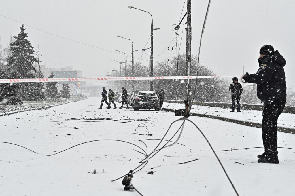 Policajti pracujú na mieste ruského raketového útoku v Záporožskej oblasti. FOTO: Reuters