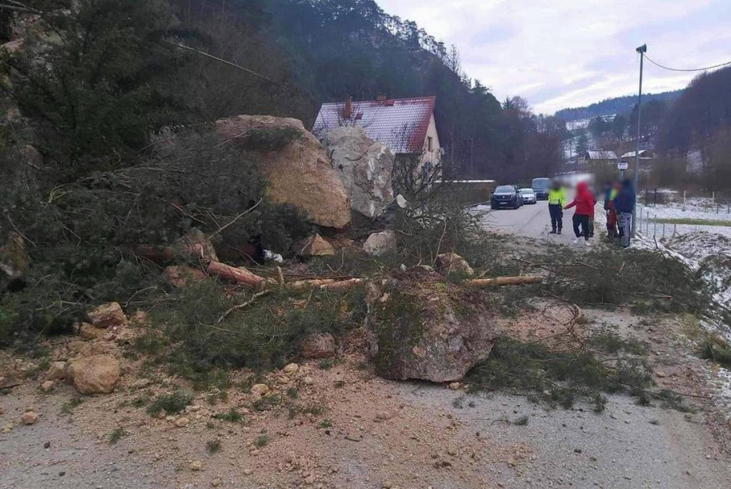 Zosuv pôdy v Hričovskom Podhradí. FOTO: Facebook polície/Žilinský kraj