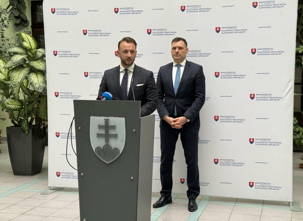 Minister vn&uacute;tra Mat&uacute;&scaron; &Scaron;utaj E&scaron;tok hovor&iacute; počas tlačovej konferencie zameranej na odhaľovanie enviroment&aacute;lnej kriminality. Za n&iacute;m &scaron;&eacute;f rezortu vn&uacute;tra Tom&aacute;&scaron; Taraba. FOTO: Akos Cs&eacute;pl&ouml;