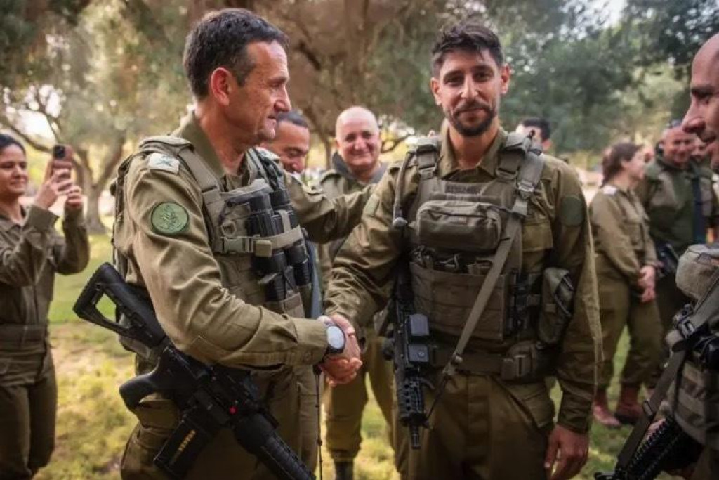 Hviezdny spevák a herec Idan Amedi (vpravo) s náčelníkom štábu IDF Herzi Halevi. FOTO: IDF